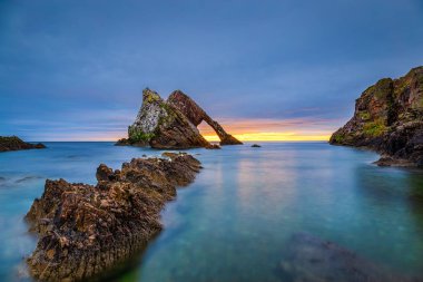 Yay keman Rock Portknockie yakınındaki Güneş doğarken