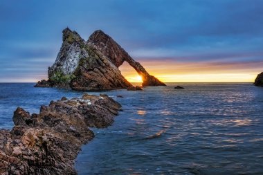 Yay keman Rock Portknockie yakınındaki Güneş doğarken