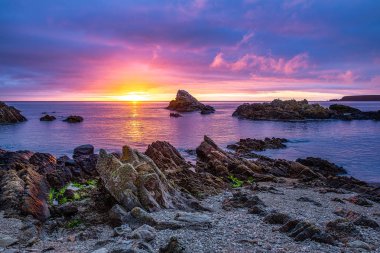 Portknockie ve yay keman Rock çevre Cullen Bay Güneş doğarken