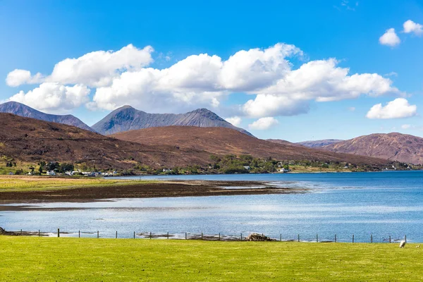 Loch Cairidh Met Isle Scalpay — Stockfoto