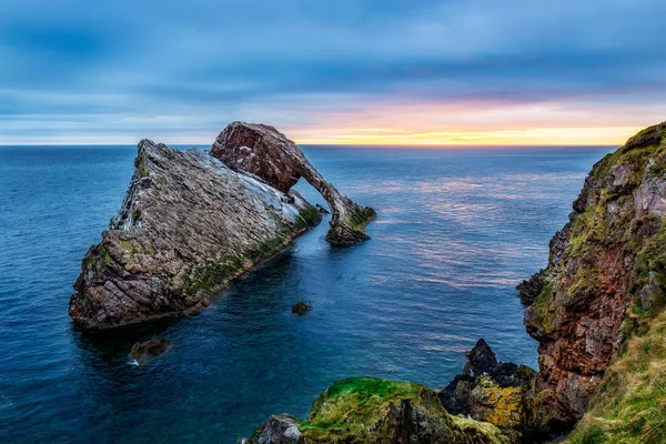 Схід Сонця Лук Скрипку Рок Поблизу Portknockie — стокове фото