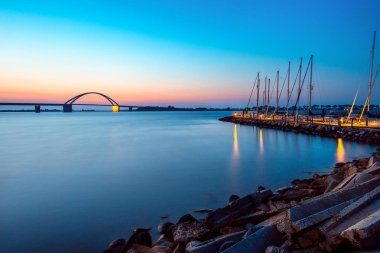 Fehmarn adasında Fehmarnsund köprüsü
