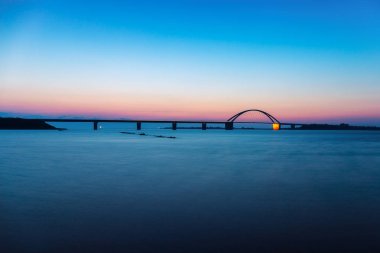 Fehmarn adasında Fehmarnsund köprüsü