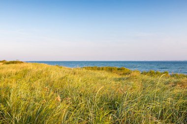 Güzel bir yaz gününde deniz feneri Fluegge plaj