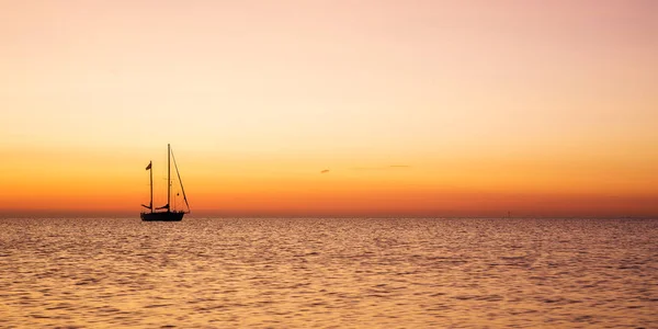 Boot auf dem Ijsselmeer in der Nähe des Leuchtturms paard van marken — Stockfoto