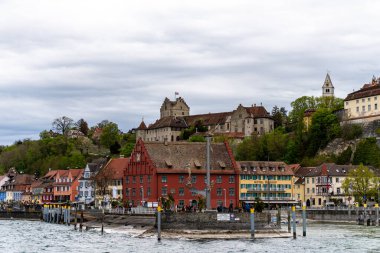 Constance Gölü 'nden Meersburg, Almanya' yı, kaleyi ve liman boyunca uzanan tarihi binaları gösteren manzara..