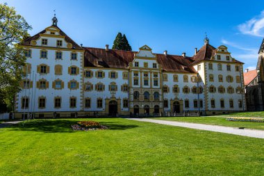 Salem Kalesi manzaralı, açık gökyüzü ve güzel hava, bahçeler ve manzarayla çevrili..