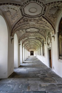 Almanya 'nın Salem Manastırı' ndaki manastır koridorunun manzarasında tarihi kemerler, taş yollar ve huzur dolu mimari yer alıyor..
