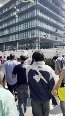 Yaşlı Taylandlılar Muay Thai Stadyumu 'nda kumar oynuyorlar.