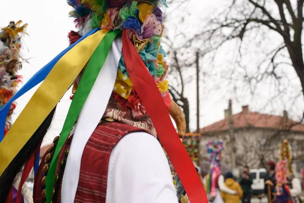 Bulgaristan 'ın Kalipetrovo kentinde sahne alan Kukeri' li bir sanatçı, kış maskeli balo ritüeli kapsamında renkli kurdeleler ve kumaş çiçeklerle süslenmiş geleneksel bir başlık giyiyor..