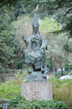 08 / 29 / 2019 - Katalonya, İspanya: Yeşilliğin ortasında yer alan ve Montserrat Manastırı 'nın kurucusu olarak bilinen Abat Oliba' yı canlandıran modernist bir heykel. Bu açık hava anıtı Katalonya dini mirasını ve sanatsal geleneği yansıtıyor.