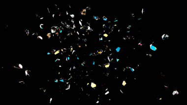 Siyah arka planda yüzen yanardöner cam parçaları. Kırık, yansıtıcı parçalar, çok renkli röfleler, birleşim için ideal, VFX ve dijital örtüler.
