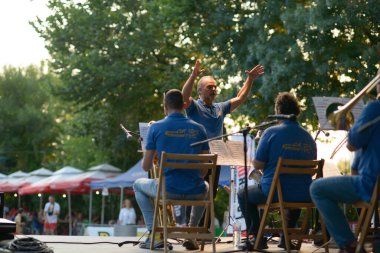 Ruse, Bulgaristan - 06 / 13 / 2025: Big Band Ruse kondüktörü, Bulgaristan 'ın Ruse kentinde düzenlenen Moto Rock Festivali' nde bir akşam konseri verdi..