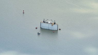 Panama Kanalı genişleme projesi yeni kilit sistemleri için inşaat alanında şamandıralarla çevrili yüzen çelik bir yapı gösteriyor..