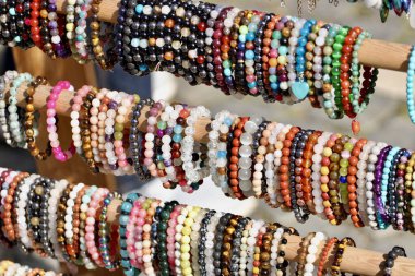 Kadınlar için renkli mücevherler