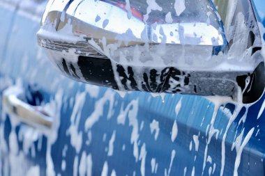 Arabayı köpükle yıka.