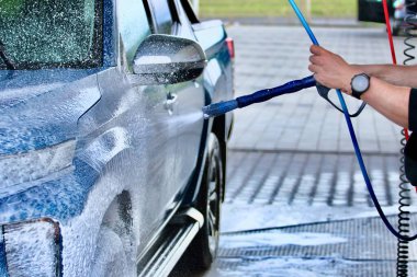Arabayı yüksek su basıncıyla yıkayın.