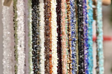 Piyasada renkli boncuklar