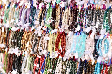 Çeşitli renk ve renkte boncuklar.