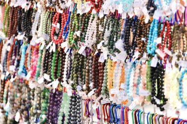 Pazarda satışta bir sürü farklı renkli boncuk var.