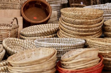 Markette satılık hasır sepetler