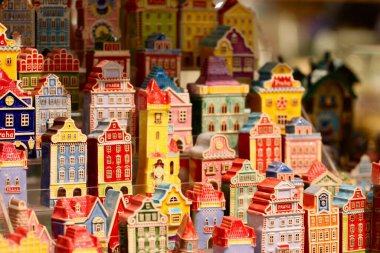 Farklı boyutlarda renkli evler.