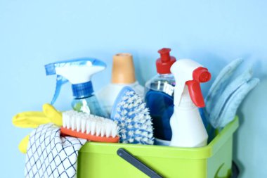 Beyaz arkaplanda farklı temizlik ögeleri seti