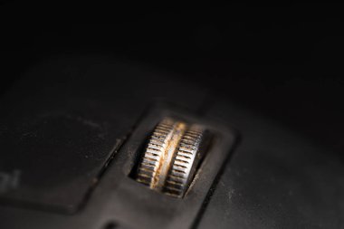 Bilgisayar faresinin yuvarlak anahtarı çok kirli.