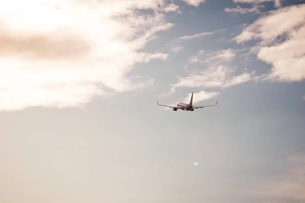 Bir uçak gökyüzünde. Bir uçakla tatil seyahat.