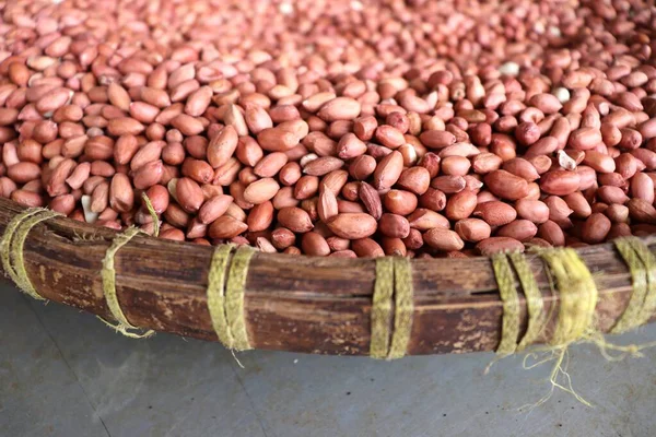 Çiğ fıstık ezmesi. Lezzetli soslar ya da lezzetli fıstık ezmesi için kullanılan bir yemek malzemesi..