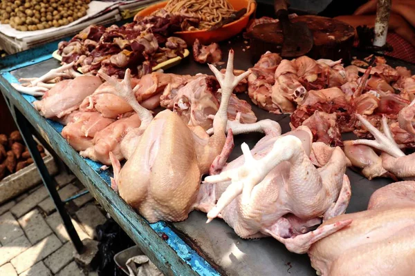 Geleneksel bir pazarda taze doğranmış tavuk satılıyor. Lezzetli ve besleyici tavuk yemekleri için temel bir malzeme..