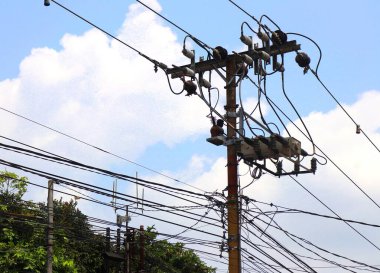 Dağınık ve düzensiz elektrik kabloları kentsel alanlarda yaygın olarak görülür. Yüksek voltajlı elektrik hatlarının yanı sıra telekomünikasyon ve internet kabloları, kentteki görsel karmaşaya katkıda bulunuyor