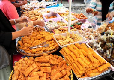 Geleneksel Endonezya aperatifleri: tofu, risol, martabak, sosis rulosu veya sosis solosu ve bakwan. Bu lezzetli ve çıtır çıtır kızartmalar Endonezya 'nın otantik bir tadını sunuyor..