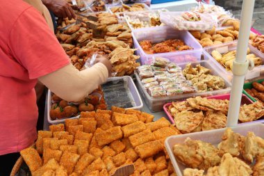 Geleneksel Endonezya aperatifleri: tofu, risol, martabak, sosis rulosu veya sosis solosu ve bakwan. Bu lezzetli ve çıtır çıtır kızartmalar Endonezya 'nın otantik bir tadını sunuyor..
