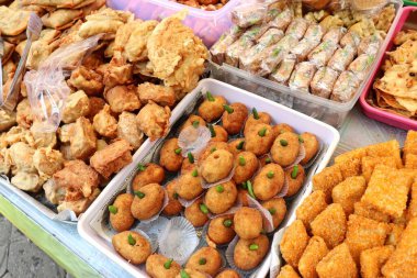 Geleneksel Endonezya aperatifleri: tofu, risol, martabak, sosis rulosu veya sosis solosu ve bakwan. Bu lezzetli ve çıtır çıtır kızartmalar Endonezya 'nın otantik bir tadını sunuyor..