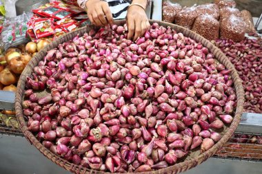 Taze, olgun kırmızı soğan soğanları. Bir avuç kırmızı soğanın arka planı. Asya yemek baharatları.