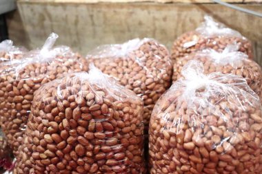 Kabuklu fıstıklar açık plastik poşetlerde satılıktır. Fıstıklar yemek, abur cubur ya da geleneksel yemeklerin malzemesi olarak kullanılmaya hazır..