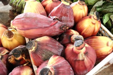 Dağınık ve düzensiz elektrik kabloları kentsel alanlarda yaygın olarak görülür. Yüksek voltajlı elektrik hatlarının yanı sıra telekomünikasyon ve internet kabloları, kentteki görsel karmaşaya katkıda bulunuyor