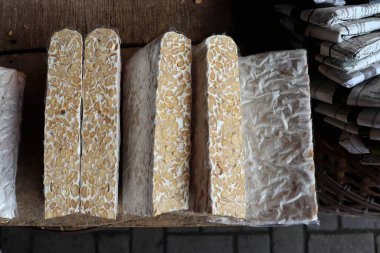 Tempeh, Rhizopus oryzae mantarından yapılan mayalanmış bir soya fasulyesi ürünüdür. Geleneksel bir Endonezya yemeği..