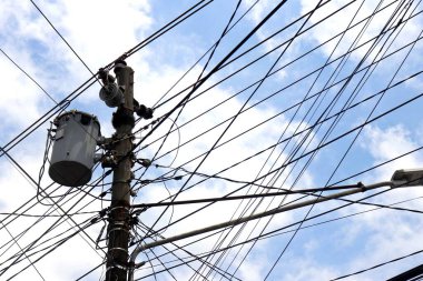 Dağınık ve düzensiz elektrik kabloları kentsel alanlarda yaygın olarak görülür. Yüksek voltajlı elektrik hatlarının yanı sıra telekomünikasyon ve internet kabloları, kentteki görsel karmaşaya katkıda bulunuyor