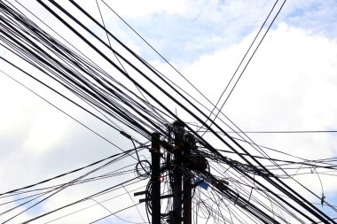 Dağınık ve düzensiz elektrik kabloları kentsel alanlarda yaygın olarak görülür. Yüksek voltajlı elektrik hatlarının yanı sıra telekomünikasyon ve internet kabloları, kentteki görsel karmaşaya katkıda bulunuyor