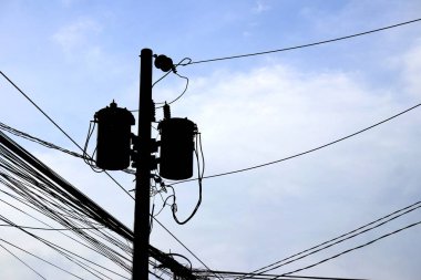 Dağınık ve düzensiz elektrik kabloları kentsel alanlarda yaygın olarak görülür. Yüksek voltajlı elektrik hatlarının yanı sıra telekomünikasyon ve internet kabloları, kentteki görsel karmaşaya katkıda bulunuyor