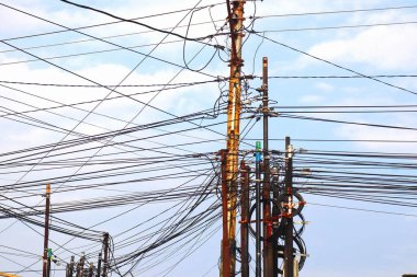 Dağınık ve düzensiz elektrik kabloları kentsel alanlarda yaygın olarak görülür. Yüksek voltajlı elektrik hatlarının yanı sıra telekomünikasyon ve internet kabloları, kentteki görsel karmaşaya katkıda bulunuyor