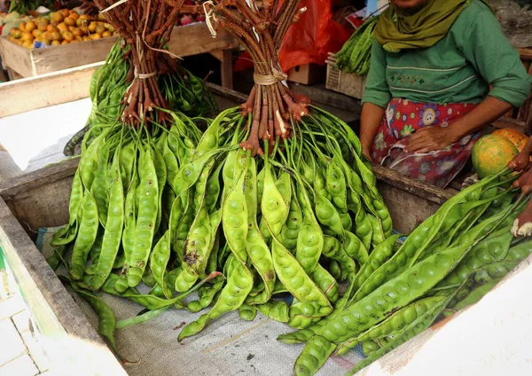 Petai aynı zamanda yeşil kokulu fasulye olarak da bilinir. Geleneksel bir pazarda taze ve soyulmamış olarak satılır. Petai güçlü aromasıyla bilinen bir meyvedir ve geleneksel Endonezya 'nın ayırt edici bir parçası olarak kabul edilir.
