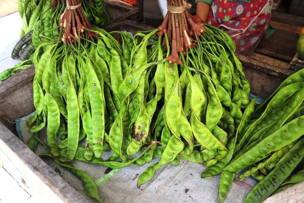 Petai aynı zamanda yeşil kokulu fasulye olarak da bilinir. Geleneksel bir pazarda taze ve soyulmamış olarak satılır. Petai güçlü aromasıyla bilinen bir meyvedir ve geleneksel Endonezya 'nın ayırt edici bir parçası olarak kabul edilir.