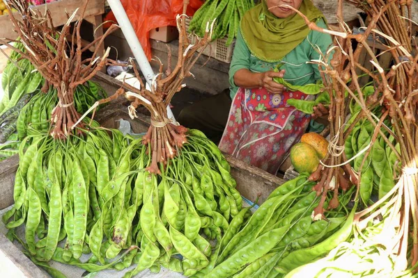 Petai aynı zamanda yeşil kokulu fasulye olarak da bilinir. Geleneksel bir pazarda taze ve soyulmamış olarak satılır. Petai güçlü aromasıyla bilinen bir meyvedir ve geleneksel Endonezya 'nın ayırt edici bir parçası olarak kabul edilir.