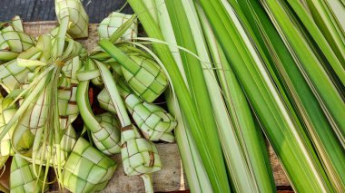 Ketupat (pirinç köftesi), Hindistan cevizi yapraklarından yapılan ve pirinçle doldurulmuş geleneksel bir Endonezya yemeğidir. Bayram kutlaması için özel bir yemek..