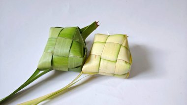 Ketupat (pirinç köftesi), Hindistan cevizi yapraklarından yapılan ve pirinçle doldurulmuş geleneksel bir Endonezya yemeğidir. Bayram kutlamaları için özel bir yemek. Fotoğraf beyaz arkaplanda bir grup ketupatı gösteriyor