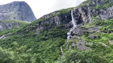 şelale Norveç dağlarında