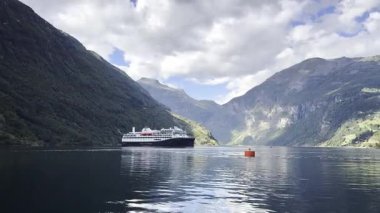 Geiranger, Norway 17 september 2025 - Passenger ship drifts in the Geiranger